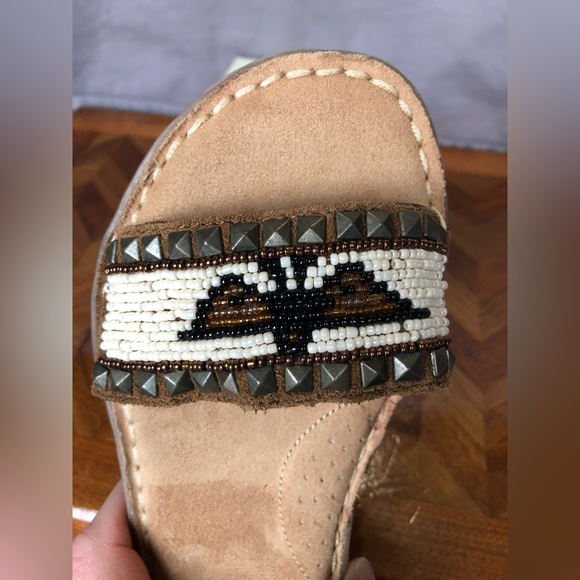 Minnetonka beaded leather strap on sandals 6 - Picture 5 of 8
